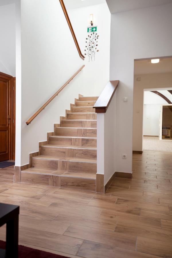Hvt Comfort Apartments Mezokovesd Luaran gambar