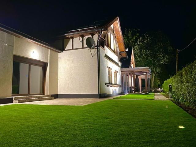 Hvt Comfort Apartments Mezokovesd Luaran gambar